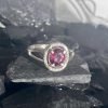 Bague réglable argent 925 et zirconiums avec un grenat rhodolite facetté – Image 5