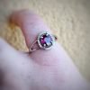 Bague réglable argent 925 et zirconiums avec un grenat rhodolite facetté