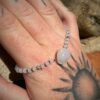 bracelet réglable en argent 925 avec des quartz laiteux. Pièce unique artisanale réalisé avec passion par Essence Papillon. Idéal en lithothérapie pour s'harmoniser, s'apaiser.