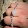 bracelet réglable en argent 925 avec des quartz laiteux. Pièce unique artisanale réalisé avec passion par Essence Papillon. Idéal en lithothérapie pour s'harmoniser, s'apaiser.