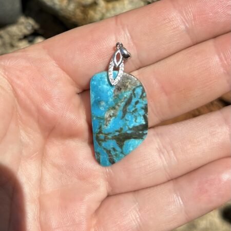 magnifique et véritable turquoise de l'arizona, qualité et couleur extra. Pièce unique montée sur belière en argent 925. Idéale comme pierre de protection, pour la communication en lithothérapie. Essence papillon