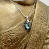 pendentif artisanale avec une magnifiqe variscite provenant de l'utah, avec une belière de forme originale de coeur. Pièce unique et de qualité pour la lithothérapie afin de lâcher-prise. Création de Essence Papillon