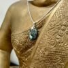 pendentif artisanale avec une magnifiqe variscite provenant de l'utah, avec une belière de forme originale de coeur. Pièce unique et de qualité pour la lithothérapie afin de lâcher-prise. Création de Essence Papillon