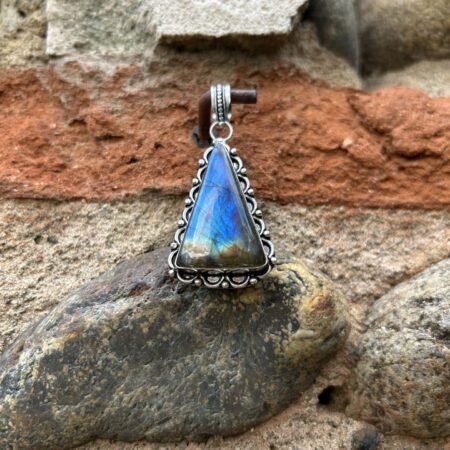 pendentif triangle artisanal en argent 925 avec labradorite bleue. Pièce unique tres beaux reflets. Essence Papillon